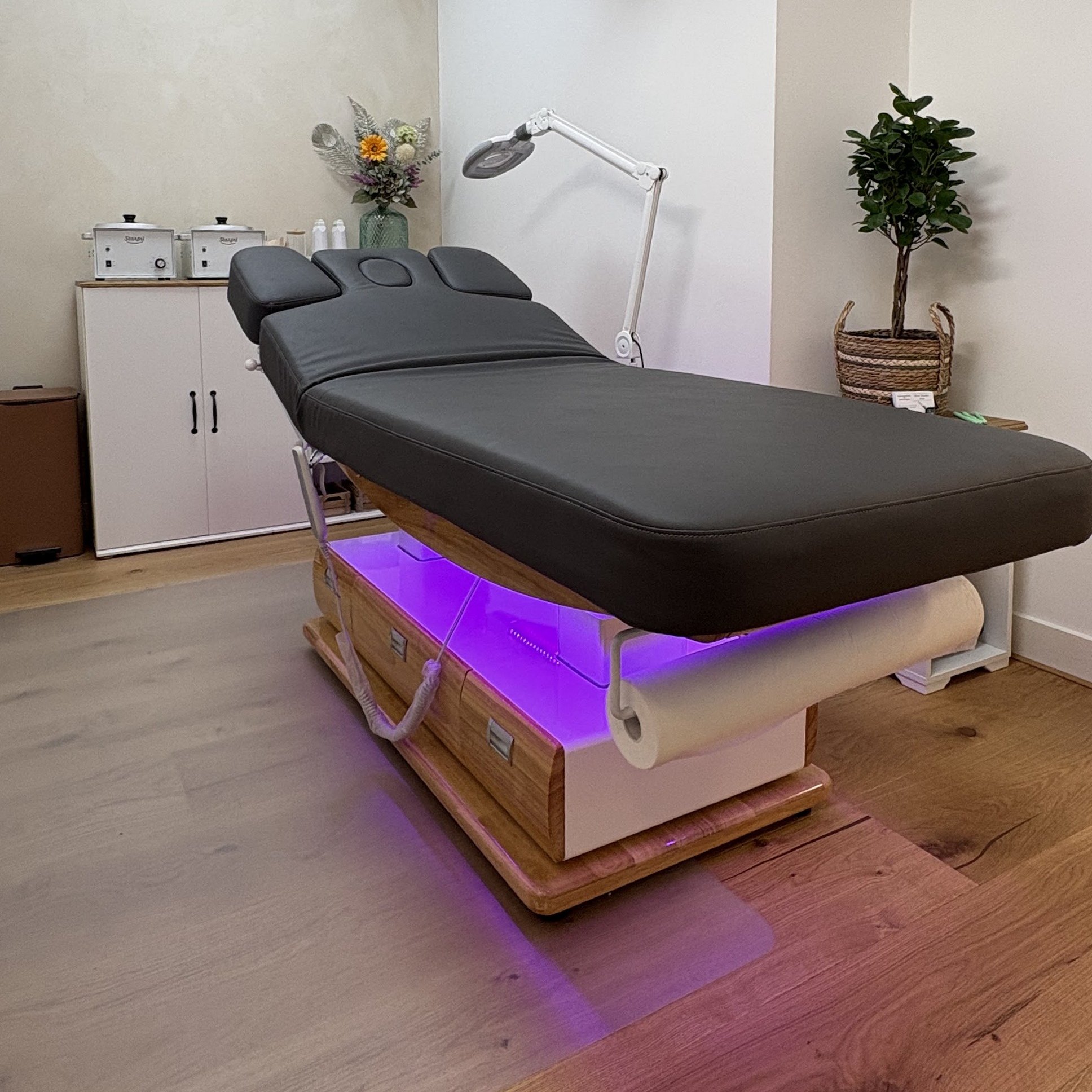 De behandelkamer van Wax Studio Ann met de behandelstoel, de waxapparaten en planten
