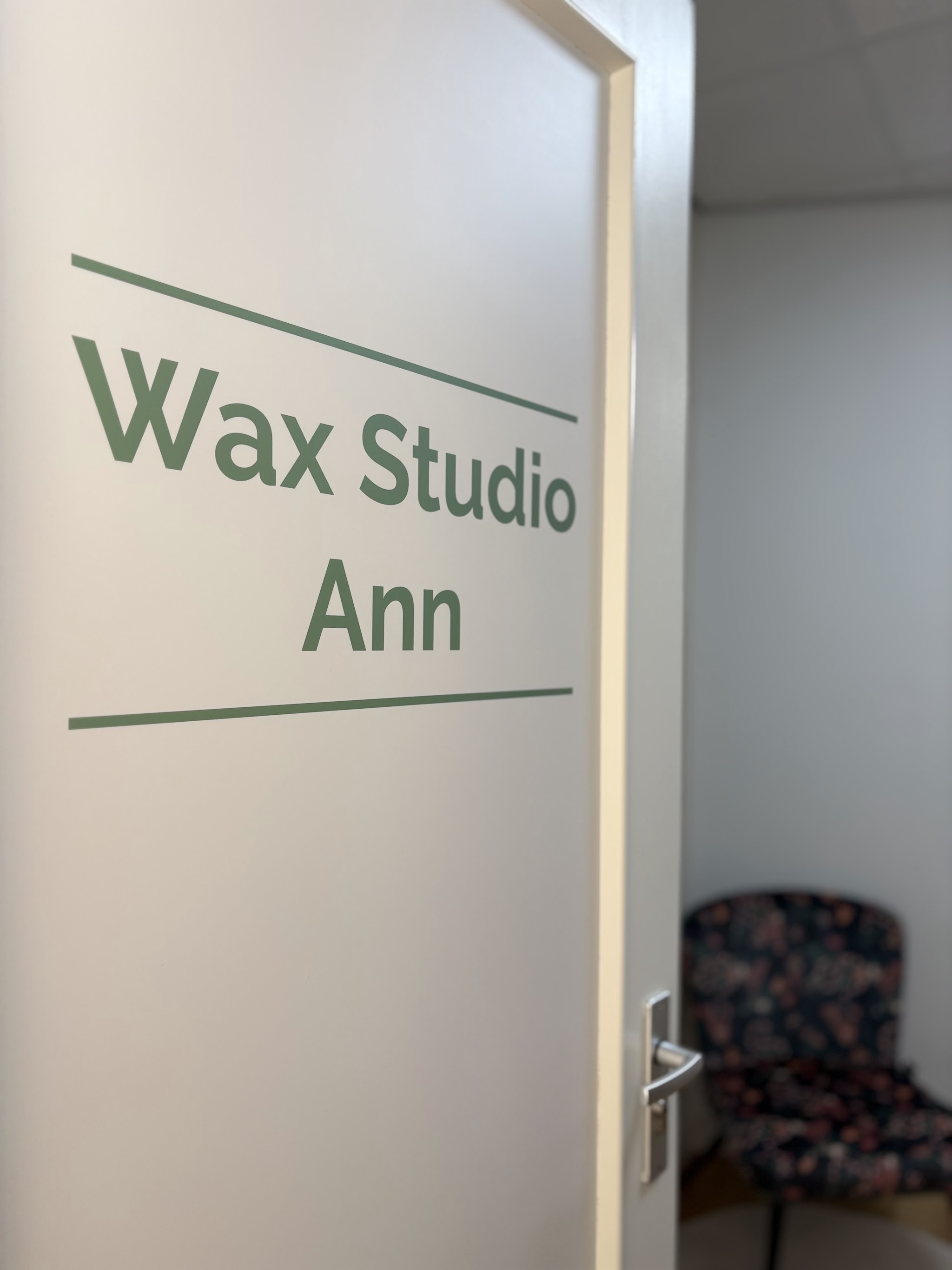 De deur met de groene letters Wax Studio Ann