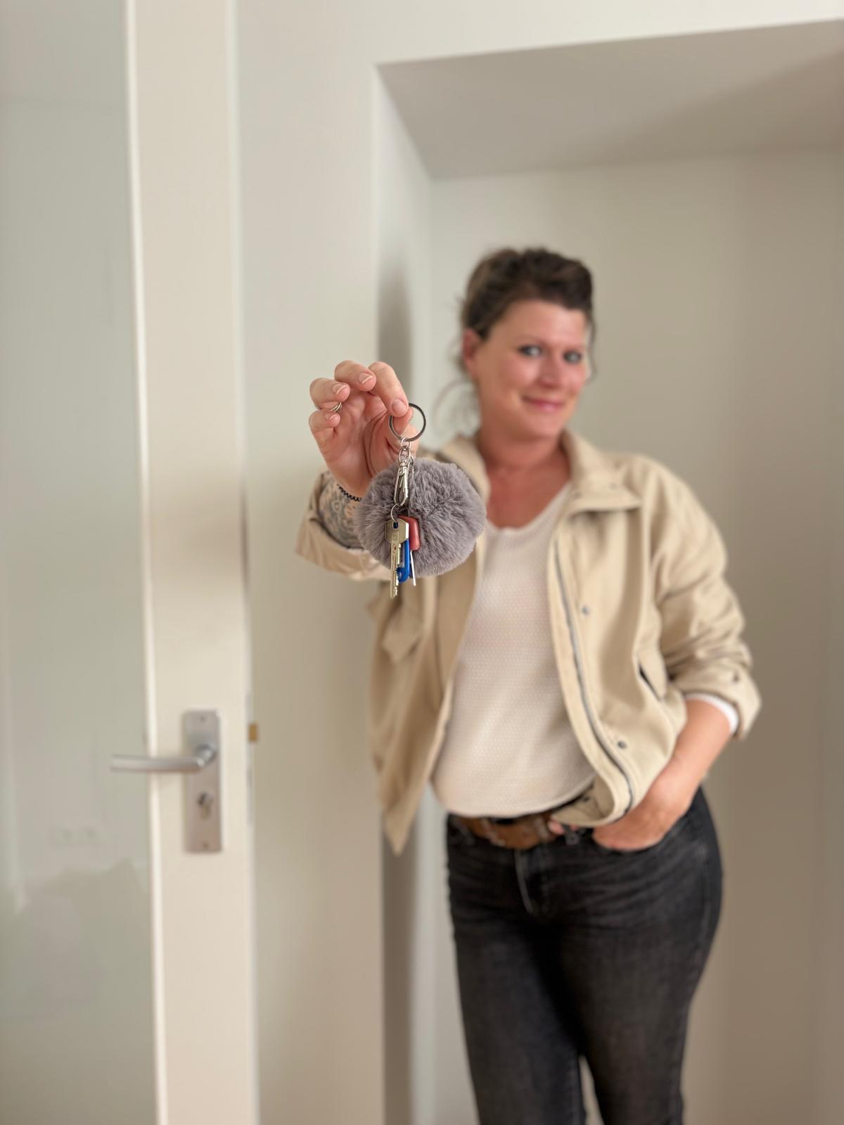 Anneke in de deuropening van de studio, met de sleutels in haar hand